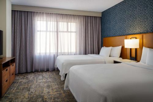 Katil atau katil-katil dalam bilik di Embassy Suites Lincoln