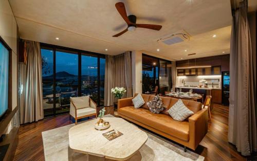 a living room with a couch and a ceiling fan at Villa Nam Hồ 3 Phòng Ngủ in Khu Chi Lăng