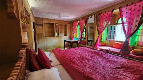 斋沙默尔hotelchotihaveli的房间里有一张大床的卧室