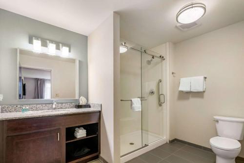 スポケーンにあるMainStay Suites Spokane Airportのバスルーム(シャワー、トイレ、シンク付)