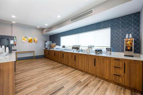 a waiting room with aasteryasteryasteryasteryasteryasteryasteryasteryasteryasteryastery at Comfort Inn & Suites Gallatin - Nashville Metro in Gallatin