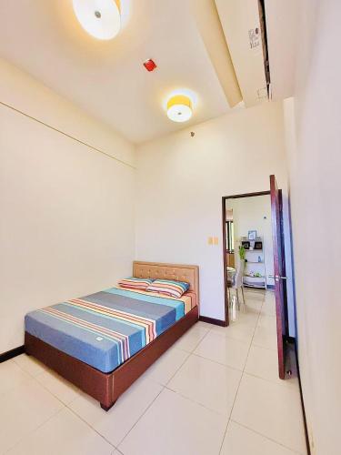 a bedroom with a bed and a mirror in it at Vincondotel Malate Manila 2BR Admiral 2823 in Manila