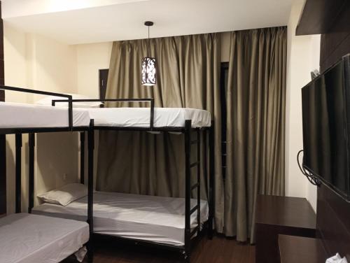 Camera con 2 letti a castello e una TV di The Bunkk Inn Hotel & Restaurant a Mussoorie