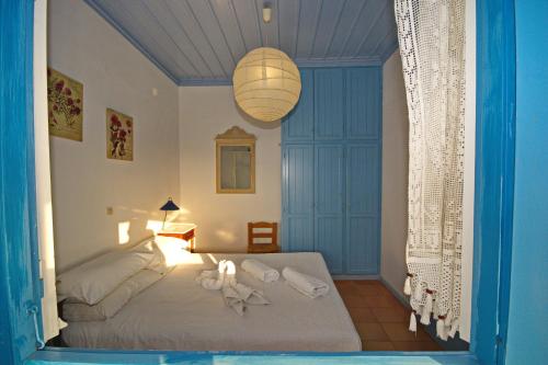 Postel nebo postele na pokoji v ubytování Limani Cottage