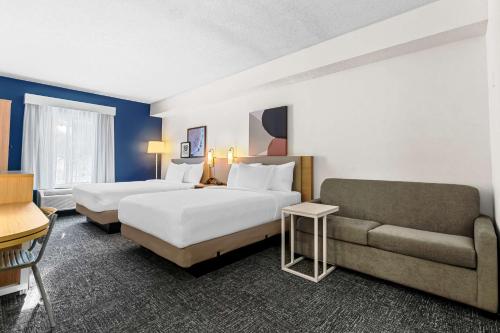 赫尔希Spark By Hilton Hershey Near The Park的有两张床和一张沙发的酒店房间