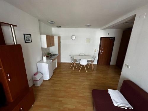 a small apartment with a kitchen and a dining room at Ratko Peris in Novalja