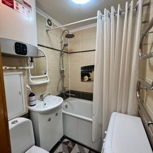 y baño con lavabo, aseo y bañera. en Лободы 34 красиво и уютно, en Karagandá