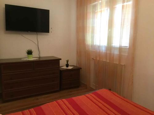 TV a/nebo společenská místnost v ubytování Apartment Medulin 37