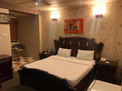 Llit o llits en una habitació de ALMUHAJER Hotel