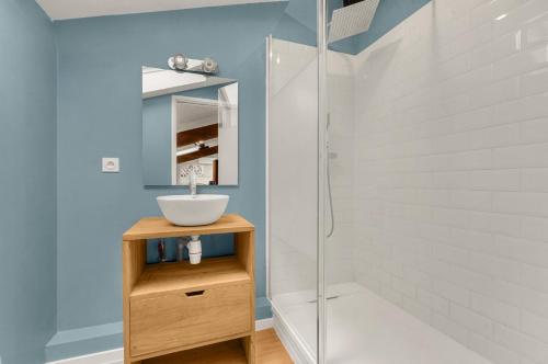 une salle de bain avec un lavabo et une douche dans l'établissement Le Charmeur - Proche Place du Capitole, à Toulouse