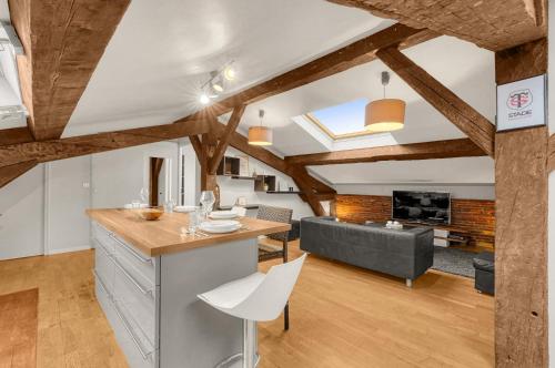 Il dispose d'une cuisine et d'un salon avec des poutres apparentes. dans l'établissement Le Charmeur - Proche Place du Capitole, à Toulouse