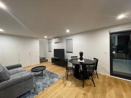 Posezení v ubytování Luxury 2 Bed Near ARA, Stadium and CBD With Parking