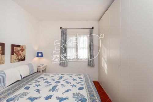 a bedroom with a bed and a window in a room at Trilo Galathee g8 in Puntaldia