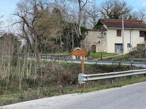 a street sign on the side of a road at Lo Specchio di Alice in Lioni