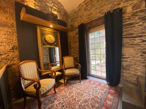 a room with two chairs and a window at Studio Beim Mulles 'Schapp' in Vianden