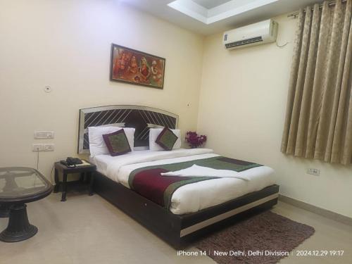 Un ou plusieurs lits dans un hébergement de l'établissement Jet Fox by Aero View Hotel, Delhi Airport