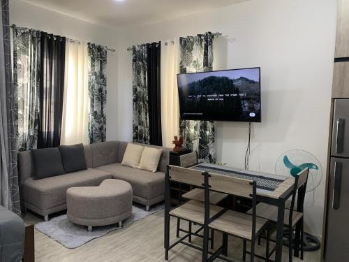 Μια τηλεόραση ή/και κέντρο ψυχαγωγίας στο Cozy Condominium at Amaia Steps Nuvali