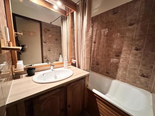 un bagno con lavandino e vasca da bagno di Résidence L'alpage - APPARTEMENT PIED DES PISTES MAE-4591 a Vars