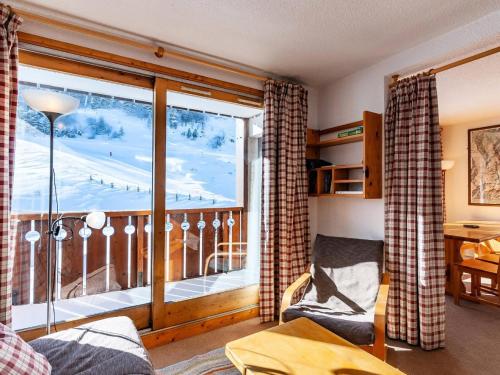 un salon avec une grande fenêtre avec vue dans l'établissement Résidence Olympie I - OLYMPIE 1 11 MAE-4211, à Les Allues