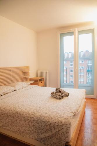 une chambre avec un lit et une grande fenêtre dans l'établissement 2 bedrooms 60m2 near RER A, à Joinville-le-Pont