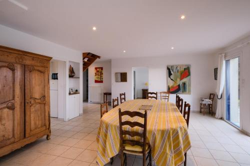une cuisine et une salle à manger avec une table et des chaises dans l'établissement Ker Kelly - A 5 min de la plage, à La Turballe