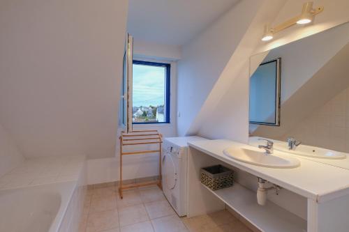 Un baño blanco con lavabo y bañera. en Ker Kelly - A 5 min de la plage, en La Turballe