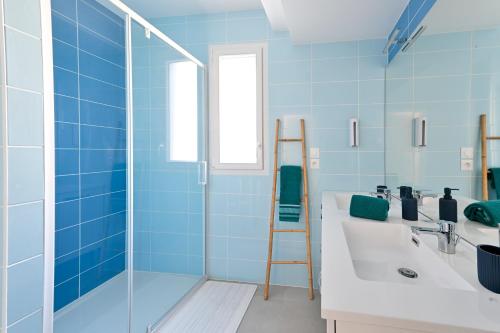 une salle de bain avec un lavabo et une douche dans l'établissement L'Arc En Ciel - A 30min du Puy du Fou, à Cholet