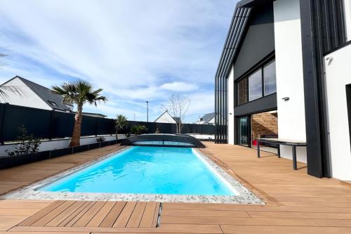 - une piscine sur le côté d'une maison dans l'établissement Luxury ! Villa de standing Piscine Plages à pied, à Riantec