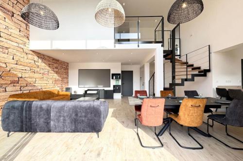 un salon avec un canapé, une table et des chaises dans l'établissement Luxury ! Villa de standing Piscine Plages à pied, à Riantec