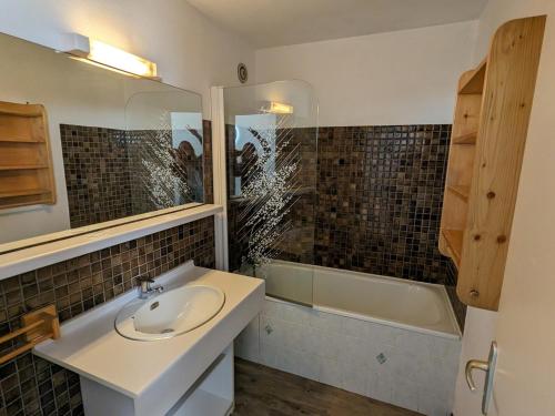 une salle de bain avec un lavabo et une baignoire dans l'établissement Studio confortable 4 pers, animaux admis, au pied des pistes - FR-1-811-30, à Les Deux Alpes