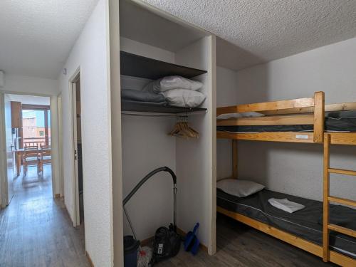- une chambre avec lits superposés dans un bâtiment dans l'établissement Studio confortable 4 pers, animaux admis, au pied des pistes - FR-1-811-30, à Les Deux Alpes