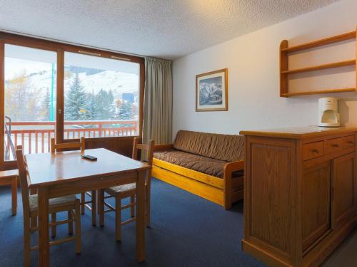 un salon avec un canapé et une table dans l'établissement Studio central 4 pers - Pied des pistes, Animaux admis - FR-1-811-36, à Les Deux Alpes