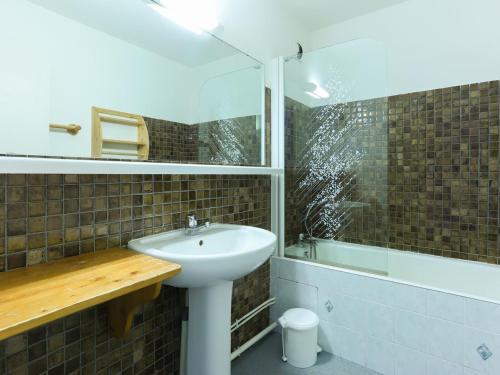 une salle de bain avec un lavabo et une douche en verre dans l'établissement Studio central 4 pers - Pied des pistes, Animaux admis - FR-1-811-36, à Les Deux Alpes