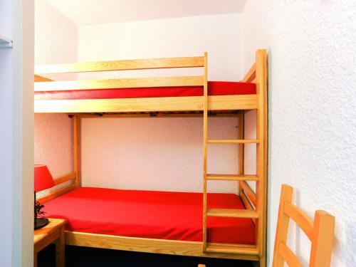 - une chambre avec 2 lits superposés et une échelle dans l'établissement Studio central 4 pers - Pied des pistes, Animaux admis - FR-1-811-36, à Les Deux Alpes