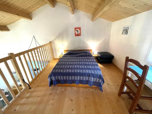une chambre avec un lit au milieu d'une pièce dans l'établissement Villa proche forêt et plage à La Tranche-sur-Mer - FR-1-22-381, à La Tranche-sur-Mer