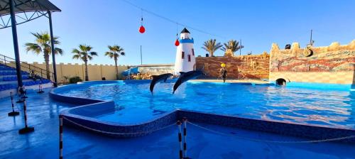 アガディールにあるFour Seasons Apartmentの灯台付き水中イルカプール