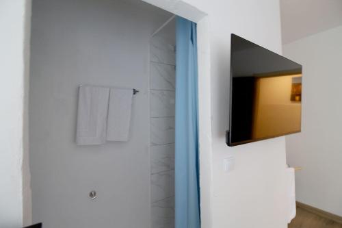 Diamonds Loft Hotel Kölnにあるテレビまたはエンターテインメントセンター