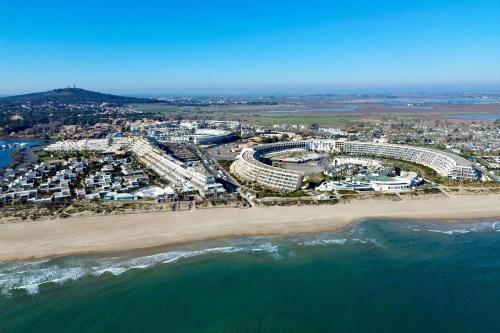 une vue aérienne d'un complexe hôtelier sur la plage dans l'établissement Appartement POMME D'AMOUR Port Nature PN423 - Luxe - 2 personnes, au Cap d'Agde