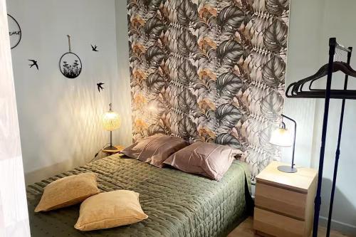 une chambre avec un lit avec un papier peint fleuri dans l'établissement Écrin Vitré en Plein Toulouse, à Toulouse