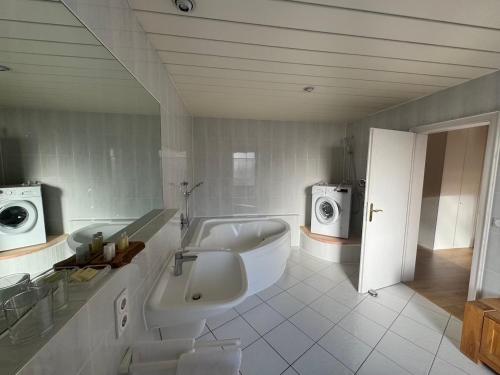 Koupelna v ubytování Hotel Das Waldhaus in Maikammer