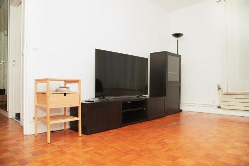 un gran centro de entretenimiento con una gran TV de pantalla plana en 2 bedrooms 60m2 near RER A, en Joinville-le-Pont