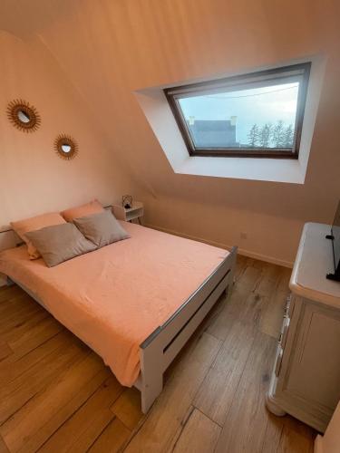 Llit o llits en una habitació de Maison rénovée proche de la Ria
