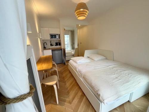 une petite chambre avec un lit et une table dans l'établissement Denfert Rochereau -Cozy and pleasant stay with terrace, à Paris
