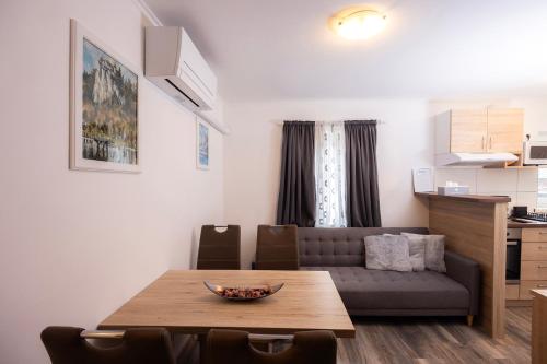 Η κουζίνα ή μικρή κουζίνα στο Grom Ribno Apartments