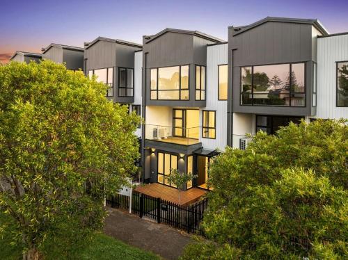 an exterior view of a large apartment building at Mission Bay 4 bedrooms Tidy Unit in Auckland