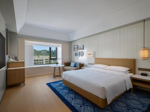 Ένα ή περισσότερα κρεβάτια σε δωμάτιο στο Hyatt Centric Ocean Front Xiamen