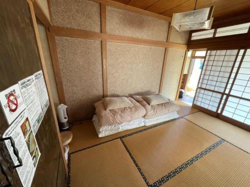 Ein Bett oder Betten in einem Zimmer der Unterkunft 古民家宿Tabi湊