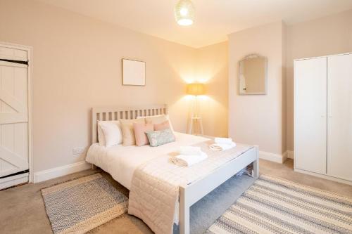 Ένα ή περισσότερα κρεβάτια σε δωμάτιο στο 7 Prospect Place - Aldeburgh Coastal Cottages