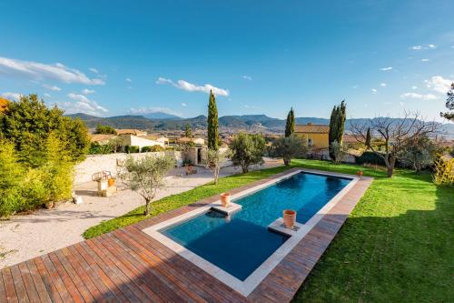 a swimming pool in the middle of a yard at Le gîte du Haut de la Sousto in Rasteau