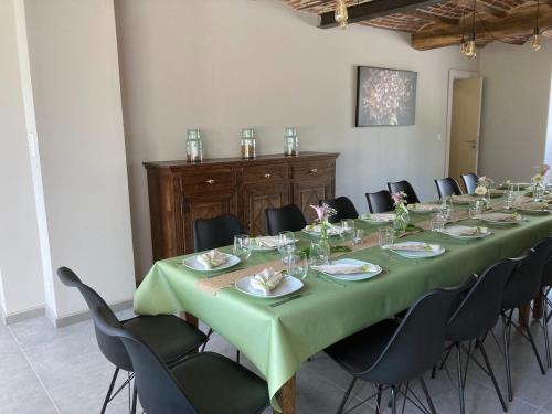 a conference room with a long table with chairs at Gite Al'Pampa in Fosses-La-Ville